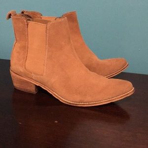 Tan suede Chelsea boots